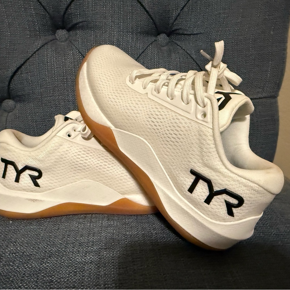 NEW TYR White Sneakers with Black Insole CXT - 2 ELITE